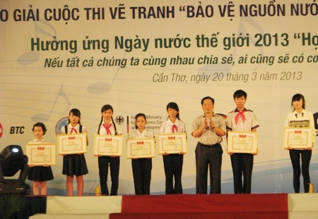 Các em thiếu nhi đoạt giải cá nhân nhận Bằng khen của Trung ương Đoàn
