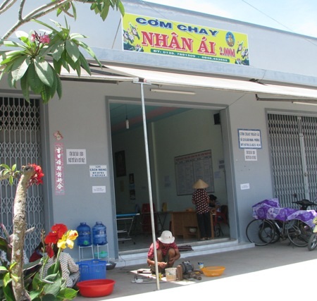 Ấm lòng quán cơm chay 2.000 đồng cho người nghèo - 1 Quán cơm chay Nhân ái 2.000 đồng ở Bạc Liêu.