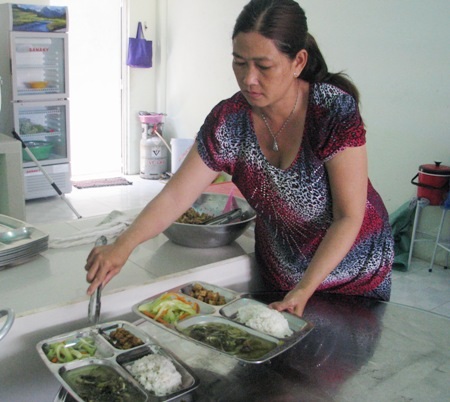 Ấm lòng quán cơm chay 2.000 đồng cho người nghèo - 4 Quán và khách hàng cùng nhau tự phục vụ.