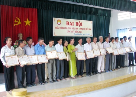 Tuyên dương nhiều dòng họ, gia đình hiếu học tiêu biểu - 5 Những GĐHH tiêu biểu được UBND huyện Hồng Dân khen thưởng.
