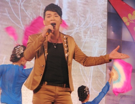 Ca sĩ Trần Phi Khanh hát hết mình với bài ruột