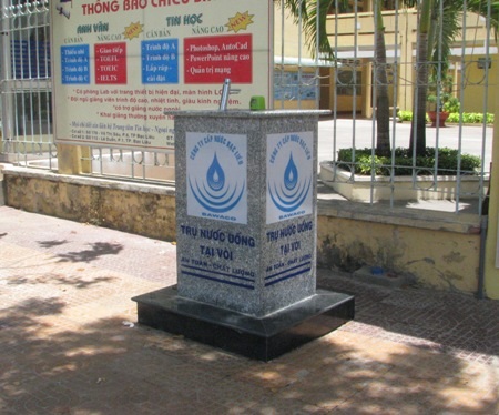 Ấm lòng quán cơm chay 2.000 đồng cho người nghèo - 8 Trụ nước uống miễn phí phục vụ mọi người dân. (Ảnh: Huỳnh Hải)