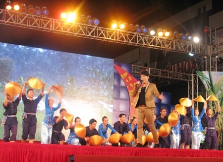 Ca sĩ Trần Phi Khanh hát hết mình với bài ruột