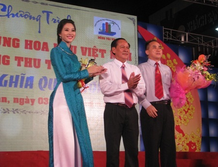 Lãnh đạo huyện Hồng Dân trao hoa cảm ơn hoa hậu và nhà tài trợ đêm giao lưu