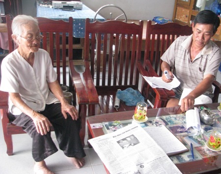 Cụ Ba và con trai trong buổi tiếp xúc trao đổi vụ việc với PV