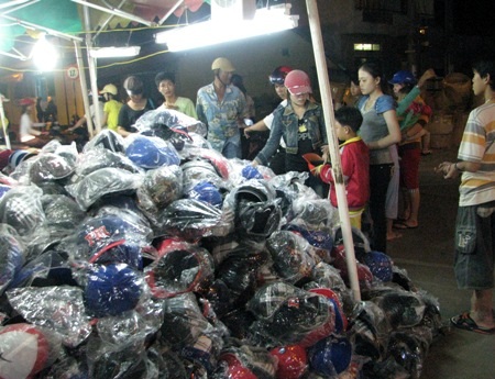 Mũ bảo hiểm bán ở chợ đêm Bạc Liêu. (Ảnh: Huỳnh Hải)