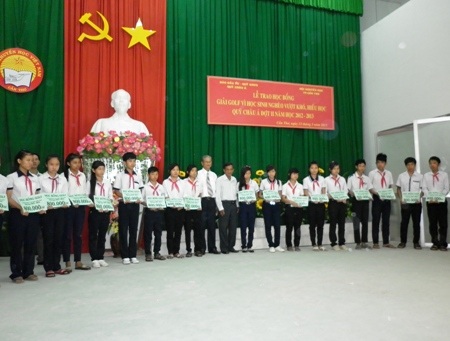 Các em học sinh trong buổi nhận học bổng Golf và học bổng Quỹ Châu Á.