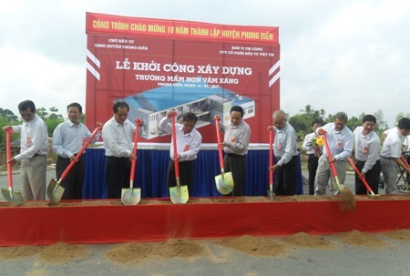 Các đại biểu thực hiện nghi thức khởi công công trình.