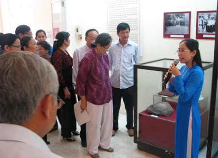 Người dân và những phụ nữ kháng chiến năm xưa cùng đến xem trưng bày.