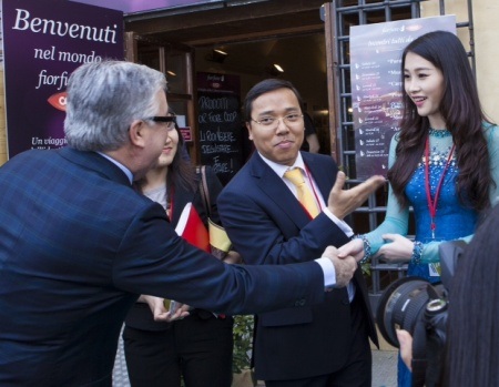 Hoa hậu tại Hội chợ Thương mại ngành thủ công mỹ nghệ Quốc tế Florence.