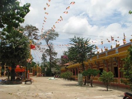 Người dân Khmer náo nức đón năm mới - 1 Cờ hoa treo đón năm mới ở các chùa trên địa bàn tỉnh Trà Vinh.