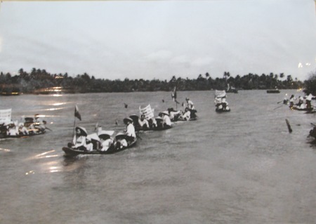 Người dân và những phụ nữ kháng chiến năm xưa cùng đến xem trưng bày.