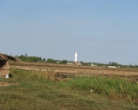 Chiêm ngưỡng tượng Phật Bà “khổng lồ” ở Bạc Liêu - 2 Bức tượng được thấy từ các hướng ở rất xa.