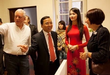 Thu Thảo tại Triển lãm về tình đoàn kết Việt Nam- Ý. (Ảnh: Gửi về từ Ý)