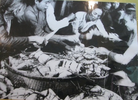 Phụ nữ Cần Thơ gói bánh tét tiếp tế cho chiến trường năm 1968.