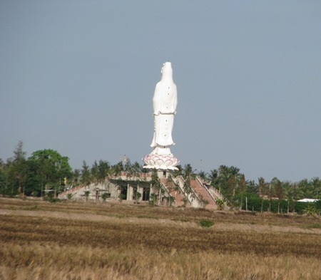 Chiêm ngưỡng tượng Phật Bà “khổng lồ” ở Bạc Liêu - 12 Toàn cảnh tượng Phật Bà nhìn từ phía sau.