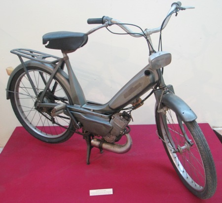 Hoa tai của một người mẹ gửi cho con gái trong những năm tham gia hoạt động đoàn thanh niên 1968.