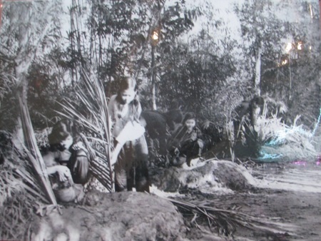  Nữ sinh huyện Long Mỹ, tỉnh Cần Thơ xây dựng ấp chiến đấu bảo vệ trường lớp năm 1969.