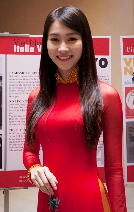 Thu Thảo tại Triển lãm về tình đoàn kết Việt Nam- Ý. (Ảnh: Gửi về từ Ý)