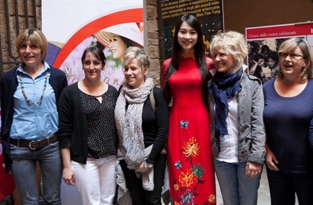 Thu Thảo tại Triển lãm về tình đoàn kết Việt Nam- Ý. (Ảnh: Gửi về từ Ý)