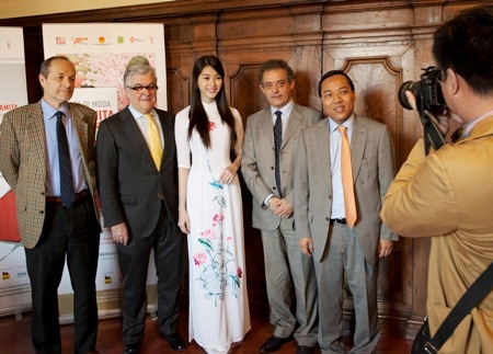 Họp báo tại buổi họp báo giới thiệu Tuần lễ Việt Nam tại Tuscany- Ý.