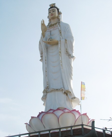 Chiêm ngưỡng tượng Phật Bà “khổng lồ” ở Bạc Liêu - 13 Đây được xem là bức tượng Phật Bà lớn nhất hiện nay ở Bạc Liêu.