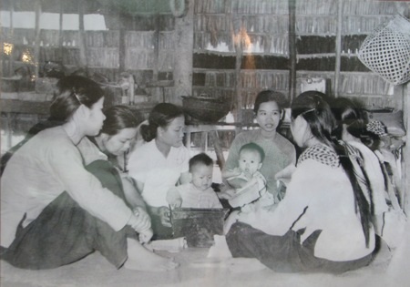 Hội nghị phụ nữ tỉnh Cần Thơ hạ quyết tâm thi đua tại xã Lương Tâm, huyện Long Mỹ năm 1966.