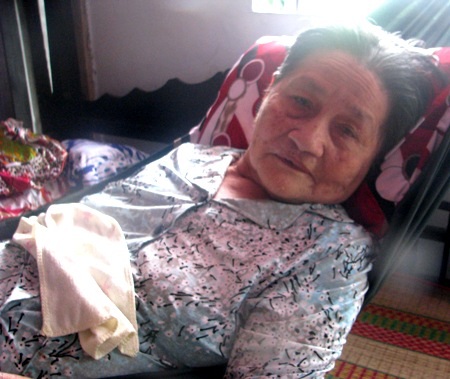Bà ngoại bị tai nạn nằm liệt giường, hai cháu mồ côi cha mờ mịt tương lai - 2 Bà Xuân mong có tiền khám chữa bệnh để khỏe lại, tiếp tục lo cho hai cháu ăn học. (Ảnh: Huỳnh Hải)