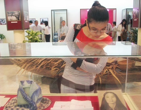 Nữ thế hệ trẻ đến xem những hình ảnh và hiện vật của thế hệ phụ nữ thời kháng chiến.