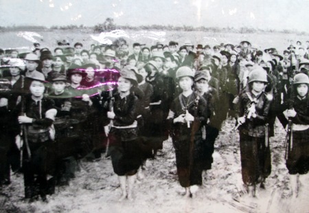 Người dân và những phụ nữ kháng chiến năm xưa cùng đến xem trưng bày.