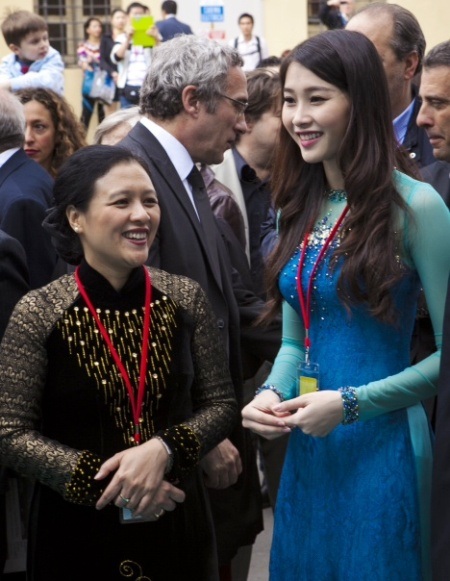 Hoa hậu tại Hội chợ Thương mại ngành thủ công mỹ nghệ Quốc tế Florence.