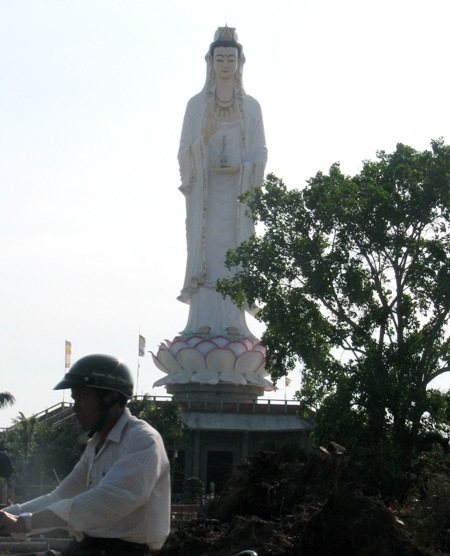 Chiêm ngưỡng tượng Phật Bà “khổng lồ” ở Bạc Liêu - 4 Tượng Phật Bà khổng lồ nổi bật ở mọi góc nhìn.