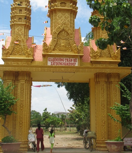“Ông Trầm Bê không phải thần thánh mà treo hình giữa chánh điện" - 6 Cổng ra vào của chùa Giồng Lớn khắc chữ ghi tên ông Trầm Bê.