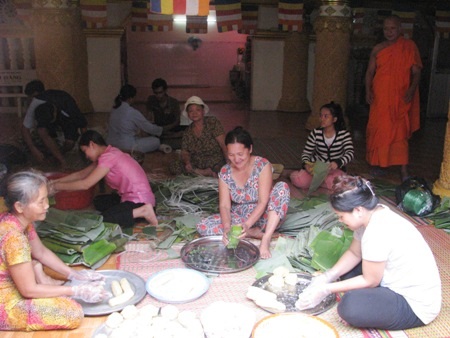Người dân Khmer náo nức đón năm mới - 3 Gói bánh là một truyền thống trong dịp Tết cổ truyền của đồng bào Khmer.