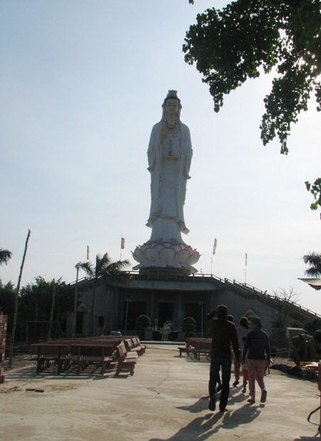 Chiêm ngưỡng tượng Phật Bà “khổng lồ” ở Bạc Liêu - 6 Tượng Phật Bà khổng lồ nổi bật ở mọi góc nhìn.