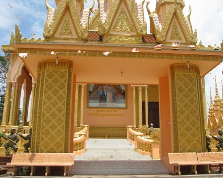 “Ông Trầm Bê không phải thần thánh mà treo hình giữa chánh điện" - 2 “Ông Trầm Bê không phải thần thánh mà treo hình giữa chánh điện