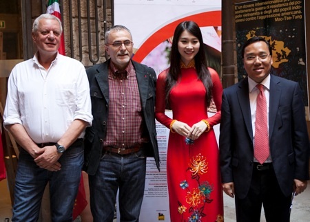 Thu Thảo tại Triển lãm về tình đoàn kết Việt Nam- Ý. (Ảnh: Gửi về từ Ý)