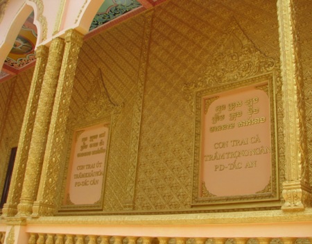 “Ông Trầm Bê không phải thần thánh mà treo hình giữa chánh điện" - 4 Hai bên hông tường chánh điện một số chùa đều trạm chỗ tên các con (