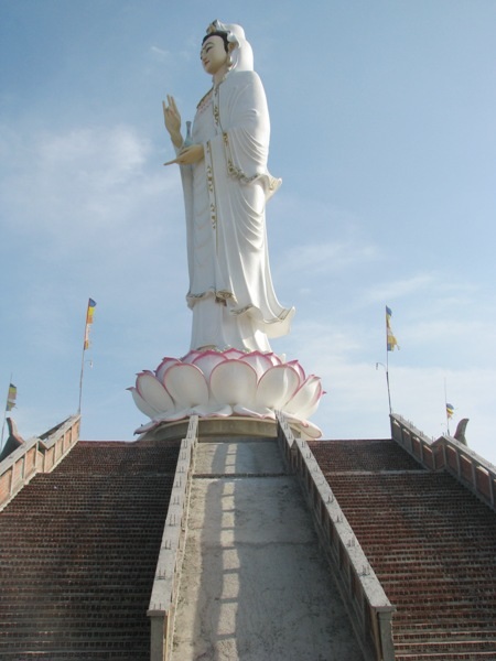 Chiêm ngưỡng tượng Phật Bà “khổng lồ” ở Bạc Liêu - 8 Hơn 50 bậc thang để đi lên đến chân bức tượng.
