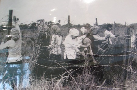  Nữ sinh huyện Long Mỹ, tỉnh Cần Thơ xây dựng ấp chiến đấu bảo vệ trường lớp năm 1969.