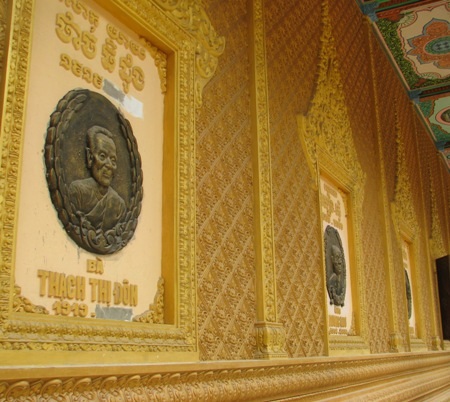 “Ông Trầm Bê không phải thần thánh mà treo hình giữa chánh điện" - 5 Hai bên hông tường chánh điện một số chùa đều trạm chỗ tên các con (