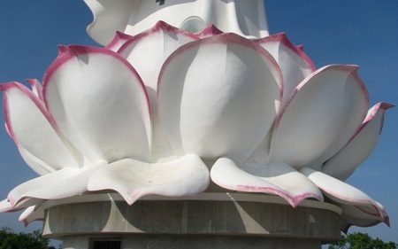 Chiêm ngưỡng tượng Phật Bà “khổng lồ” ở Bạc Liêu - 9 Tòa sen Phật Bà ngự với những cánh sen khổng lồ.
