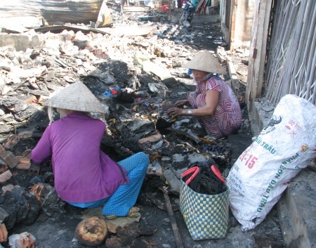 Trắng tay sau một đêm cháy chợ - 3 Người dân đang mót lại những gì có thể dùng được.