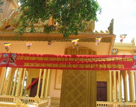 “Ông Trầm Bê không phải thần thánh mà treo hình giữa chánh điện" - 7 Cổng ra vào của chùa Giồng Lớn khắc chữ ghi tên ông Trầm Bê.