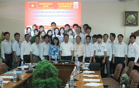 Trao học bổng Hessen cho các sinh viên xuất sắc - 1 Các sinh viên và nhà tài trợ tại buổi trao học bổng. (Ảnh: Huỳnh Hải)
