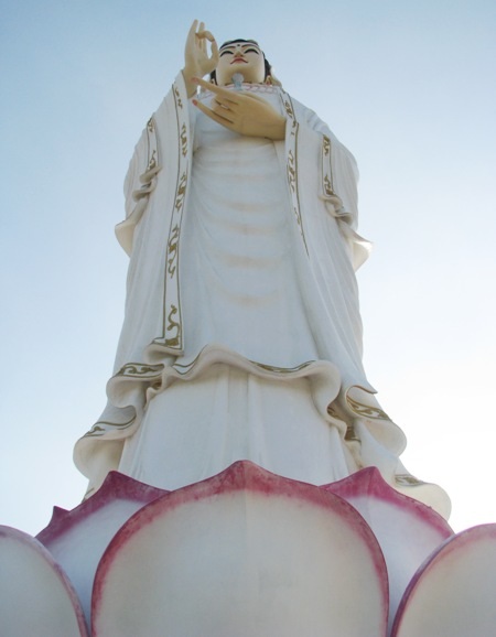 Chiêm ngưỡng tượng Phật Bà “khổng lồ” ở Bạc Liêu - 14 Đây được xem là bức tượng Phật Bà lớn nhất hiện nay ở Bạc Liêu.