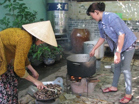 Trong khi thí sinh làm bài thì bên ngoài các phụ huynh cũng vả mồ hôi nấu cơm.