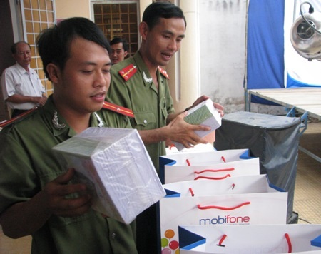 Dân trí đồng hành về nguồn tặng vở giúp học sinh nghèo huyện Long Hồ - 1 Tất bật chuẩn bị tập vở từ rất sớm.