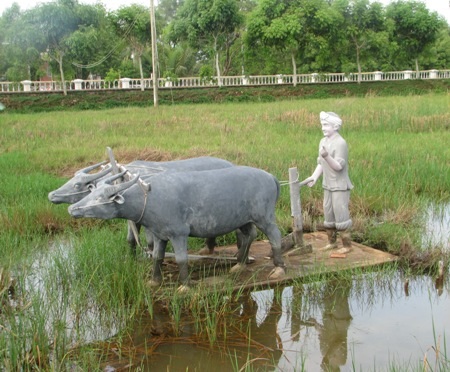Hình ảnh "không đẹp" tại một khu Di tích lịch sử cấp Quốc gia - 1 Bức tượng thứ nhất...