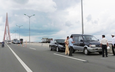 Hai vụ ôtô đâm nhau liên hoàn trên cầu Cần Thơ.